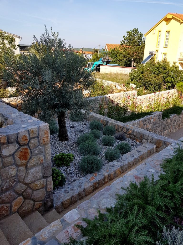 kamen_u_vrtu_otok_krk